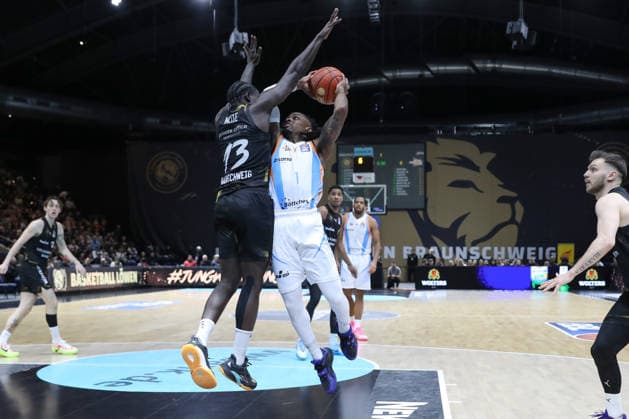18.01.2026, xgox, Basketball, easyCredit BBL, Basketball Loewen Braunschweig - Science City Jena emspor, v.l. Barra Njie (Braunschweig, 13), Uchenna Iroegbu (Jena, 1) Zweikampf, Duell, Kampf, tackle Braunschweig