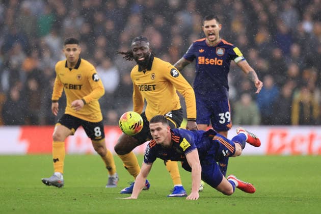 Football - Premier League - Wolverhampton Wanderers v Newcastle United 18th January 2026 - Premier League - Wolverhampton Wanderers v Newcastle United - Tolu Arokodare of Wolverhampton Wanderers battles with Sven Botman of Newcastle United - Photo: Simon Stacpoole Offside. Wolverhampton UK Copyright: xSimonxStacpoolexOffside
