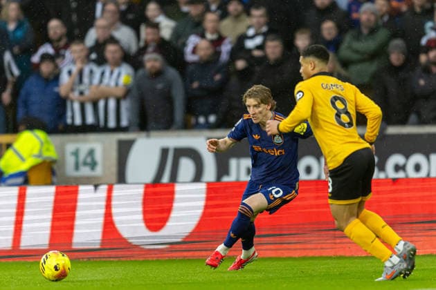 Wolverhampton Wanderers v Newcastle United, Premier League Newcastle United midfielder Anthony Gordon (10) plays a pass during the Premier League match between Wolverhampton Wanderers and Newcastle United at Molineux, Wolverhampton, UK on 18 January 2026. Wolverhampton Molineux West Midlands UK Editorial use only DataCo restrictions apply See www.football-dataco.com , Copyright: xManjitxNarotrax PSI-23598-0020