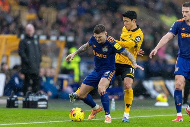 Wolverhampton Wanderers v Newcastle United, Premier League Newcastle United defender Kieran Trippier (2) battles for possession during the Premier League match between Wolverhampton Wanderers and Newcastle United at Molineux, Wolverhampton, UK on 18 January 2026. Wolverhampton Molineux West Midlands UK Editorial use only DataCo restrictions apply See www.football-dataco.com , Copyright: xManjitxNarotrax PSI-23598-0024