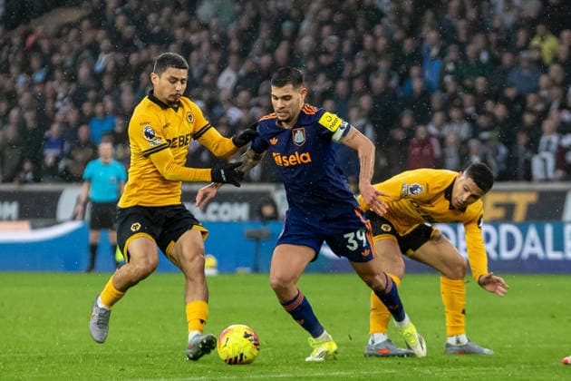 Wolverhampton Wanderers v Newcastle United, Premier League Newcastle United midfielder Bruno Guimaraes (39) battles for possession during the Premier League match between Wolverhampton Wanderers and Newcastle United at Molineux, Wolverhampton, UK on 18 January 2026. Wolverhampton Molineux West Midlands UK Editorial use only DataCo restrictions apply See www.football-dataco.com , Copyright: xManjitxNarotrax PSI-23598-0038
