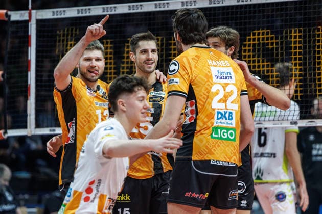 18.01.26, Berlin, Volleyball, 17. Spieltag, Berlin Recycling Volleys - Helios Grizzlys Giesen. Die Mannschaft freut sich ueber den Punkt. Recycling Volleys - Helios Grizzlys Giesen