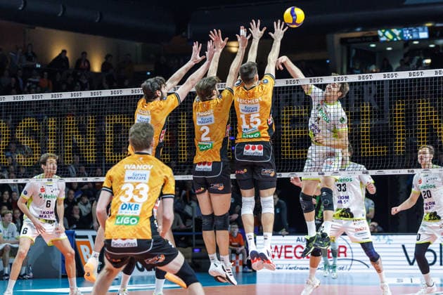 18.01.26, Berlin, Volleyball, 17. Spieltag, Berlin Recycling Volleys - Helios Grizzlys Giesen. Cody Kessel (Helios Grizzlys Giesen) spielt den Ball gegen den Block von Moritz Reichert (BR Volleys), Matthew Knigge (BR Volleys) und Jake Hanes (BR Volleys). Recycling Volleys - Helios Grizzlys Giesen