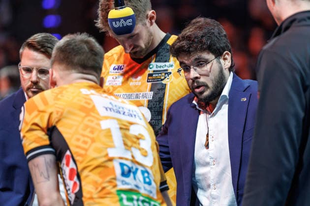 18.01.26, Berlin, Volleyball, 17. Spieltag, Berlin Recycling Volleys - Helios Grizzlys Giesen. Trainer Alexandre Leal (BR Volleys) bespricht sich mit der Mannschaft. Recycling Volleys - Helios Grizzlys Giesen