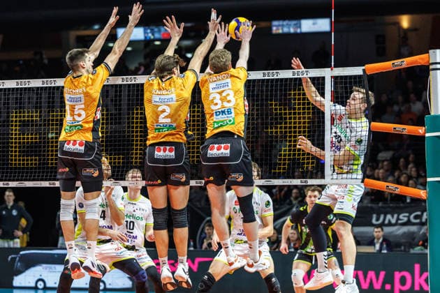 18.01.26, Berlin, Volleyball, 17. Spieltag, Berlin Recycling Volleys - Helios Grizzlys Giesen. Lars Migge (Helios Grizzlys Giesen) spielt den Ball gegen den Block von Moritz Reichert (BR Volleys), Matthew Knigge (BR Volleys) und Fedor Ivanov (BR Volleys). Recycling Volleys - Helios Grizzlys Giesen