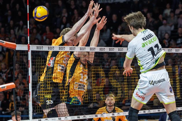 18.01.26, Berlin, Volleyball, 17. Spieltag, Berlin Recycling Volleys - Helios Grizzlys Giesen. Cody Kessel (Helios Grizzlys Giesen) spielt den Ball gegen den Block von Fedor Ivanov (BR Volleys) und Florian Krage (BR Volleys). Recycling Volleys - Helios Grizzlys Giesen