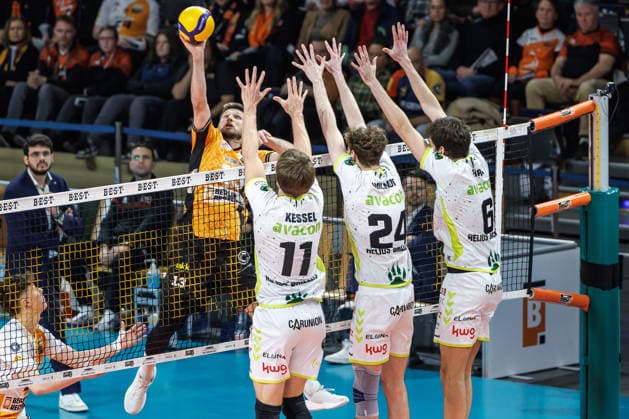 18.01.26, Berlin, Volleyball, 17. Spieltag, Berlin Recycling Volleys - Helios Grizzlys Giesen. Florian Krage (BR Volleys) spieltden Ball ueber das Netz. Recycling Volleys - Helios Grizzlys Giesen