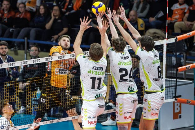 18.01.26, Berlin, Volleyball, 17. Spieltag, Berlin Recycling Volleys - Helios Grizzlys Giesen. Florian Krage (BR Volleys) spieltden Ball ueber das Netz. Recycling Volleys - Helios Grizzlys Giesen