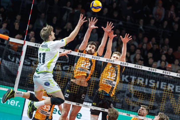 18.01.26, Berlin, Volleyball, 17. Spieltag, Berlin Recycling Volleys - Helios Grizzlys Giesen. Cody Kessel (Helios Grizzlys Giesen) spielt den Ball gegen den Block von Jake Hanes (BR Volleys) und Florian Krage (BR Volleys). Recycling Volleys - Helios Grizzlys Giesen