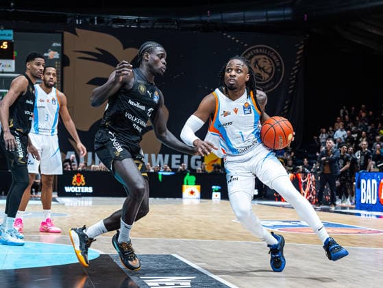 Uchenna Iroegbu (Science City Jena, 01) im Zweikampf gegen Barra Njie (Basketball Loewen Braunschweig, 13) Basketball Loewen Braunschweig vs. Science City Jena, Basketball, easyCredit Basketball Bundesliga, 16. Spieltag, Saison 2025 2026, 18.01.2026 Basketball Loewen Braunschweig vs. Science City Jena, Basketball, easyCredit Basketball Bundesliga, 16. Spieltag, Saison 2025 2026, 18.01.2026 Braunschweig Copyright: xEibner-Pressefoto DamianxKruczynx EP_DKI