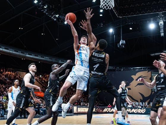 Joe Wieskamp (Science City Jena, 10) im Dunk gegen David N Guessan (Basketball Loewen Braunschweig, 01) Basketball Loewen Braunschweig vs. Science City Jena, Basketball, easyCredit Basketball Bundesliga, 16. Spieltag, Saison 2025 2026, 18.01.2026 Basketball Loewen Braunschweig vs. Science City Jena, Basketball, easyCredit Basketball Bundesliga, 16. Spieltag, Saison 2025 2026, 18.01.2026 Braunschweig Copyright: xEibner-Pressefoto DamianxKruczynx EP_DKI