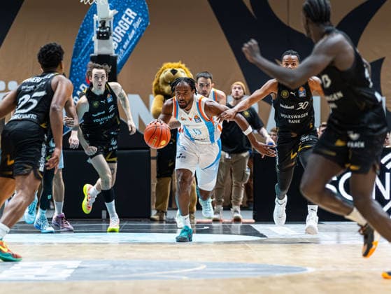 Keith Braxton Jr. (Science City Jena, 13) im Dribbling. Grant Sherfield (Basketball Loewen Braunschweig, 25), Benny Schroeder (Basketball Loewen Braunschweig, 02), Chip Flanigan (Basketball Loewen Braunschweig, 30) und Barra Njie (Basketball Loewen Braunschweig, 13) versuchen zu reagieren Basketball Loewen Braunschweig vs. Science City Jena, Basketball, easyCredit Basketball Bundesliga, 16. Spieltag, Saison 2025 2026, 18.01.2026 Basketball Loewen Braunschweig vs. Science City Jena, Basketball, easyCredit Basketball Bundesliga, 16. Spieltag, Saison 2025 2026, 18.01.2026 Braunschweig Copyright: xEibner-Pressefoto DamianxKruczynx EP_DKI