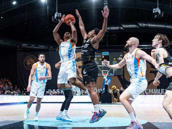 Chris Carter (Science City Jena, 05) wirft den Ball, waehrend Grant Sherfield (Basketball Loewen Braunschweig, 25) versucht zu blocken Basketball Loewen Braunschweig vs. Science City Jena, Basketball, easyCredit Basketball Bundesliga, 16. Spieltag, Saison 2025 2026, 18.01.2026 Basketball Loewen Braunschweig vs. Science City Jena, Basketball, easyCredit Basketball Bundesliga, 16. Spieltag, Saison 2025 2026, 18.01.2026 Braunschweig Copyright: xEibner-Pressefoto DamianxKruczynx EP_DKI