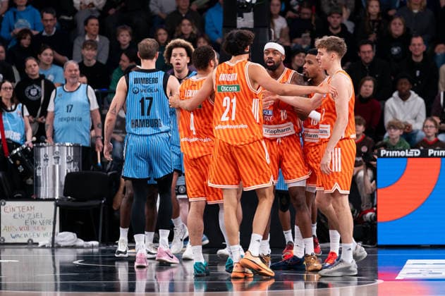 Ulm beim Huddle, Christopher Ledlum (Ratiopharm Ulm, 04), Alec Anigbata (Ratiopharm Ulm, 21), Justin Simon (Ratiopharm Ulm, 15), Malik Osborne (Ratiopharm Ulm, 10), Tobias Jensen (Ratiopharm Ulm, 07), GER, Veolia Towers Hamburg vs Ratiopharm Ulm, Basketball, Bundesliga, Spieltag 16, Saison 2025 2026, 18.01.2026 GER, Veolia Towers Hamburg vs Ratiopharm Ulm, Basketball, Bundesliga, Spieltag 16, Saison 2025 2026, 18.01.2026 Hamburg Copyright: xEibner-Pressefoto MaxxVincenx EP_MVN