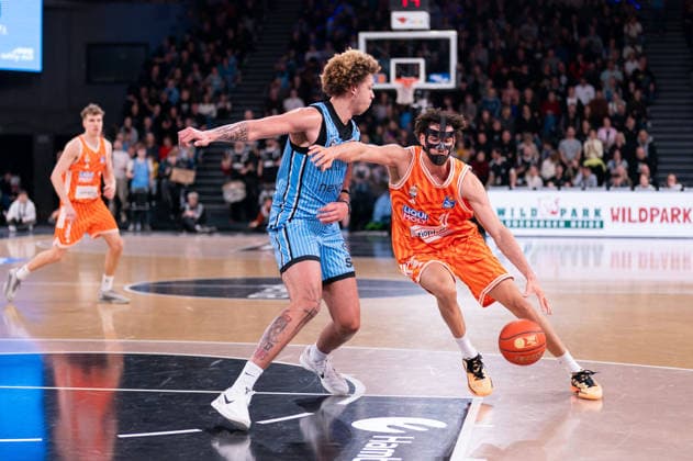 Alec Anigbata (Ratiopharm Ulm, 21) im Dribbling gegen Zacharie Perrin (Veolia Towers Hamburg, 52), GER, Veolia Towers Hamburg vs Ratiopharm Ulm, Basketball, Bundesliga, Spieltag 16, Saison 2025 2026, 18.01.2026 GER, Veolia Towers Hamburg vs Ratiopharm Ulm, Basketball, Bundesliga, Spieltag 16, Saison 2025 2026, 18.01.2026 Hamburg Copyright: xEibner-Pressefoto MaxxVincenx EP_MVN