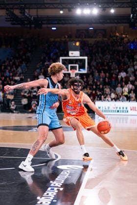 Alec Anigbata (Ratiopharm Ulm, 21) im Dribbling gegen Zacharie Perrin (Veolia Towers Hamburg, 52), GER, Veolia Towers Hamburg vs Ratiopharm Ulm, Basketball, Bundesliga, Spieltag 16, Saison 2025 2026, 18.01.2026 GER, Veolia Towers Hamburg vs Ratiopharm Ulm, Basketball, Bundesliga, Spieltag 16, Saison 2025 2026, 18.01.2026 Hamburg Copyright: xEibner-Pressefoto MaxxVincenx EP_MVN
