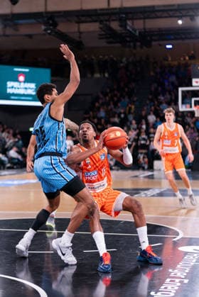 Justin Simon (Ratiopharm Ulm, 15) im Zweikampf mit Kenneth Ogbe (Veolia Towers Hamburg, 25), GER, Veolia Towers Hamburg vs Ratiopharm Ulm, Basketball, Bundesliga, Spieltag 16, Saison 2025 2026, 18.01.2026 GER, Veolia Towers Hamburg vs Ratiopharm Ulm, Basketball, Bundesliga, Spieltag 16, Saison 2025 2026, 18.01.2026 Hamburg Copyright: xEibner-Pressefoto MaxxVincenx EP_MVN