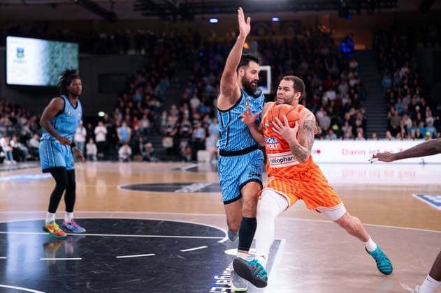 Christopher Ledlum (Ratiopharm Ulm, 04) im Dribbling gegen Martin Breunig (Veolia Towers Hamburg, 13), GER, Veolia Towers Hamburg vs Ratiopharm Ulm, Basketball, Bundesliga, Spieltag 16, Saison 2025 2026, 18.01.2026 GER, Veolia Towers Hamburg vs Ratiopharm Ulm, Basketball, Bundesliga, Spieltag 16, Saison 2025 2026, 18.01.2026 Hamburg Copyright: xEibner-Pressefoto MaxxVincenx EP_MVN