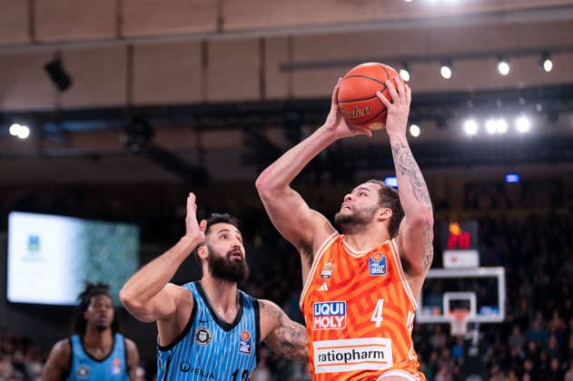 Christopher Ledlum (Ratiopharm Ulm, 04) beim Korbleger, Martin Breunig (Veolia Towers Hamburg, 13), GER, Veolia Towers Hamburg vs Ratiopharm Ulm, Basketball, Bundesliga, Spieltag 16, Saison 2025 2026, 18.01.2026 GER, Veolia Towers Hamburg vs Ratiopharm Ulm, Basketball, Bundesliga, Spieltag 16, Saison 2025 2026, 18.01.2026 Hamburg Copyright: xEibner-Pressefoto MaxxVincenx EP_MVN