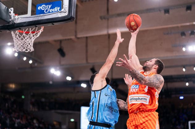 Christopher Ledlum (Ratiopharm Ulm, 04) beim Korbleger gegen Martin Breunig (Veolia Towers Hamburg, 13), GER, Veolia Towers Hamburg vs Ratiopharm Ulm, Basketball, Bundesliga, Spieltag 16, Saison 2025 2026, 18.01.2026 GER, Veolia Towers Hamburg vs Ratiopharm Ulm, Basketball, Bundesliga, Spieltag 16, Saison 2025 2026, 18.01.2026 Hamburg Copyright: xEibner-Pressefoto MaxxVincenx EP_MVN
