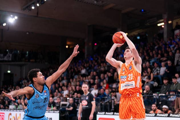 Diego Garavaglia (Ratiopharm Ulm, 23) beim Wurf, Kenneth Ogbe (Veolia Towers Hamburg, 25), GER, Veolia Towers Hamburg vs Ratiopharm Ulm, Basketball, Bundesliga, Spieltag 16, Saison 2025 2026, 18.01.2026 GER, Veolia Towers Hamburg vs Ratiopharm Ulm, Basketball, Bundesliga, Spieltag 16, Saison 2025 2026, 18.01.2026 Hamburg Copyright: xEibner-Pressefoto MaxxVincenx EP_MVN