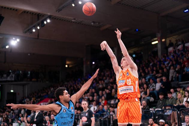 Diego Garavaglia (Ratiopharm Ulm, 23) beim Wurf, Kenneth Ogbe (Veolia Towers Hamburg, 25), GER, Veolia Towers Hamburg vs Ratiopharm Ulm, Basketball, Bundesliga, Spieltag 16, Saison 2025 2026, 18.01.2026 GER, Veolia Towers Hamburg vs Ratiopharm Ulm, Basketball, Bundesliga, Spieltag 16, Saison 2025 2026, 18.01.2026 Hamburg Copyright: xEibner-Pressefoto MaxxVincenx EP_MVN