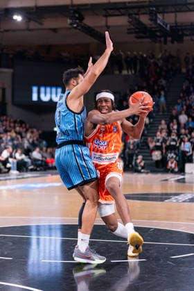 Mohamed Diakite (Ratiopharm Ulm, 05) im Dribbling gegen Martin Breunig (Veolia Towers Hamburg, 13), GER, Veolia Towers Hamburg vs Ratiopharm Ulm, Basketball, Bundesliga, Spieltag 16, Saison 2025 2026, 18.01.2026 GER, Veolia Towers Hamburg vs Ratiopharm Ulm, Basketball, Bundesliga, Spieltag 16, Saison 2025 2026, 18.01.2026 Hamburg Copyright: xEibner-Pressefoto MaxxVincenx EP_MVN