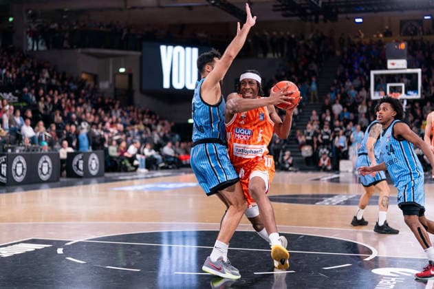 Mohamed Diakite (Ratiopharm Ulm, 05) im Dribbling gegen Martin Breunig (Veolia Towers Hamburg, 13), GER, Veolia Towers Hamburg vs Ratiopharm Ulm, Basketball, Bundesliga, Spieltag 16, Saison 2025 2026, 18.01.2026 GER, Veolia Towers Hamburg vs Ratiopharm Ulm, Basketball, Bundesliga, Spieltag 16, Saison 2025 2026, 18.01.2026 Hamburg Copyright: xEibner-Pressefoto MaxxVincenx EP_MVN
