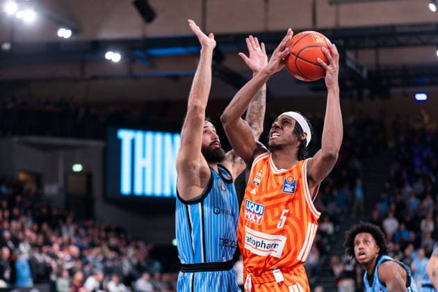 Mohamed Diakite (Ratiopharm Ulm, 05) beim Korbleger gegen Martin Breunig (Veolia Towers Hamburg, 13), GER, Veolia Towers Hamburg vs Ratiopharm Ulm, Basketball, Bundesliga, Spieltag 16, Saison 2025 2026, 18.01.2026 GER, Veolia Towers Hamburg vs Ratiopharm Ulm, Basketball, Bundesliga, Spieltag 16, Saison 2025 2026, 18.01.2026 Hamburg Copyright: xEibner-Pressefoto MaxxVincenx EP_MVN