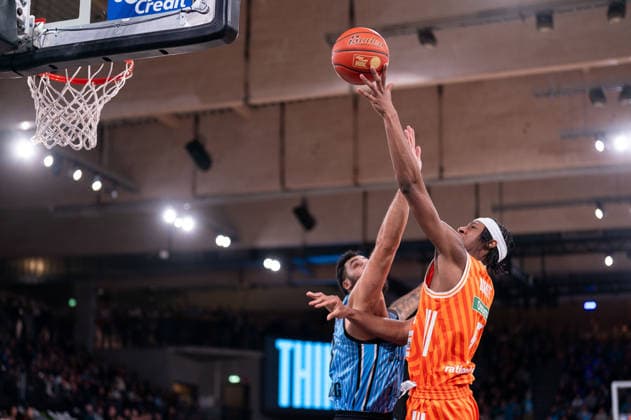 Mohamed Diakite (Ratiopharm Ulm, 05) beim Korbleger, Martin Breunig (Veolia Towers Hamburg, 13), GER, Veolia Towers Hamburg vs Ratiopharm Ulm, Basketball, Bundesliga, Spieltag 16, Saison 2025 2026, 18.01.2026 GER, Veolia Towers Hamburg vs Ratiopharm Ulm, Basketball, Bundesliga, Spieltag 16, Saison 2025 2026, 18.01.2026 Hamburg Copyright: xEibner-Pressefoto MaxxVincenx EP_MVN