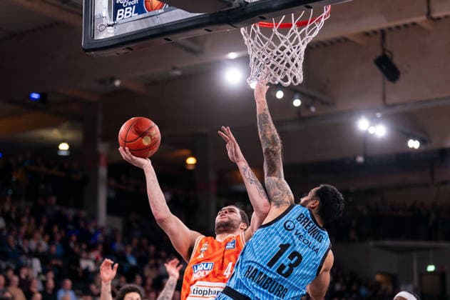 Christopher Ledlum (Ratiopharm Ulm, 04) beim Korbleger, Martin Breunig (Veolia Towers Hamburg, 13), GER, Veolia Towers Hamburg vs Ratiopharm Ulm, Basketball, Bundesliga, Spieltag 16, Saison 2025 2026, 18.01.2026 GER, Veolia Towers Hamburg vs Ratiopharm Ulm, Basketball, Bundesliga, Spieltag 16, Saison 2025 2026, 18.01.2026 Hamburg Copyright: xEibner-Pressefoto MaxxVincenx EP_MVN