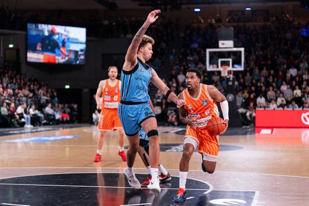 Justin Simon (Ratiopharm Ulm, 15) im Dribbling gegen Zacharie Perrin (Veolia Towers Hamburg, 52), GER, Veolia Towers Hamburg vs Ratiopharm Ulm, Basketball, Bundesliga, Spieltag 16, Saison 2025 2026, 18.01.2026 GER, Veolia Towers Hamburg vs Ratiopharm Ulm, Basketball, Bundesliga, Spieltag 16, Saison 2025 2026, 18.01.2026 Hamburg Copyright: xEibner-Pressefoto MaxxVincenx EP_MVN