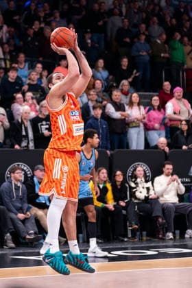 Christopher Ledlum (Ratiopharm Ulm, 04) beim Wurf, GER, Veolia Towers Hamburg vs Ratiopharm Ulm, Basketball, Bundesliga, Spieltag 16, Saison 2025 2026, 18.01.2026 GER, Veolia Towers Hamburg vs Ratiopharm Ulm, Basketball, Bundesliga, Spieltag 16, Saison 2025 2026, 18.01.2026 Hamburg Copyright: xEibner-Pressefoto MaxxVincenx EP_MVN