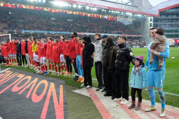 Fussball - 2. Bundesliga - Saison 2025 26 1. FC Kaiserslautern 18.02.2026 Fritz-Walter-Stadion 1. FC Kaiserslautern (fck) - Hannover 96 (h) 3:1 Nach dem Sieg vor der Westkurve 1. FC Kaiserslautern
