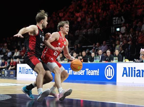 18.01.2026 - Basketball - Saison 2025 2026 - 2. Bundesliga Pro-A - 18. Spieltag: Nürnberg Falcons Basketball Club NBC - Bayer Giants Leverkusen - Sportfoto Zink DaMa - xdaxmax - Sebastian Brach (10, Bayer Giants Leverkusen ) Vincent John Friederici (30, Nürnberg Falcons BC NBC )