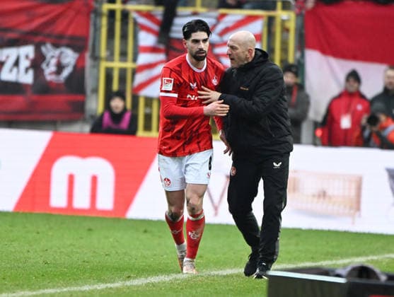 Fussball - 2. Bundesliga - Saison 2025 26 1. FC Kaiserslautern 18.02.2026 Fritz-Walter-Stadion 1. FC Kaiserslautern (fck) - Hannover 96 (h) 3:1 Semih SAHIN (1. FC Kaiserslautern), Torschütze zum 2:1, mit Trainer Torsten LIEBERKNECHT (1. FC Kaiserslautern) 1. FC Kaiserslautern