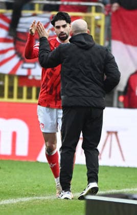Fussball - 2. Bundesliga - Saison 2025 26 1. FC Kaiserslautern 18.02.2026 Fritz-Walter-Stadion 1. FC Kaiserslautern (fck) - Hannover 96 (h) 3:1 Torschütze zum 2:1: Semih SAHIN (1. FC Kaiserslautern), li, bei Trainer Torsten LIEBERKNECHT (1. FC Kaiserslautern) 1. FC Kaiserslautern