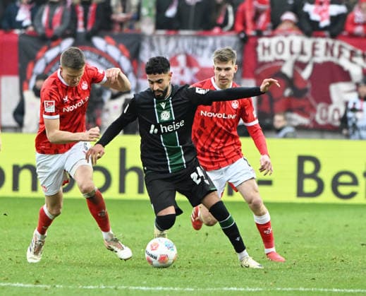 Fussball - 2. Bundesliga - Saison 2025 26 1. FC Kaiserslautern 18.02.2026 Fritz-Walter-Stadion 1. FC Kaiserslautern (fck) - Hannover 96 (h) 3:1 V.li: Fabian KUNZE (1. FC Kaiserslautern), Antonio FOTI (Hannover 96), Paul JOLY(1. FC Kaiserslautern) 1. FC Kaiserslautern