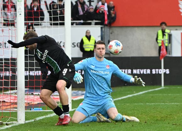 Fussball - 2. Bundesliga - Saison 2025 26 1. FC Kaiserslautern 18.02.2026 Fritz-Walter-Stadion 1. FC Kaiserslautern (fck) - Hannover 96 (h) 3:1 Torwart Julian KRAHL (1. FC Kaiserslautern) muss Luft ablassen 1. FC Kaiserslautern