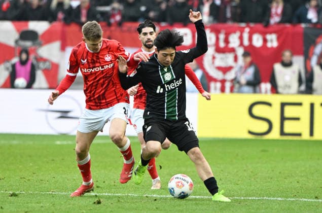 Fussball - 2. Bundesliga - Saison 2025 26 1. FC Kaiserslautern 18.02.2026 Fritz-Walter-Stadion 1. FC Kaiserslautern (fck) - Hannover 96 (h) 3:1 Paul JOLY(1. FC Kaiserslautern), li - Daissuke YOKOTA (Hannover 96) 1. FC Kaiserslautern