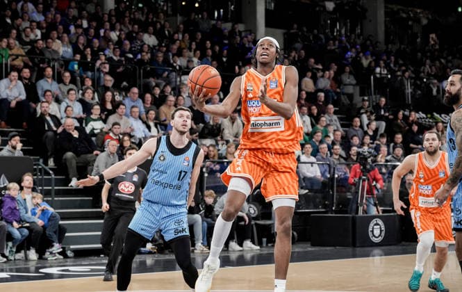 Deutschland: easyCredit BBL, Hauptrunde 2025 26, 16. Spieltag Veolia Towers Hamburg vs ratiopharm ulm Inselpark Arena (Hamburg): Mohamed Diakite (ratiopharm ulm, 5), Jan Niklas Wimberg (Veolia Towers Hamburg, 17) Copyright: xStefanxTrochax