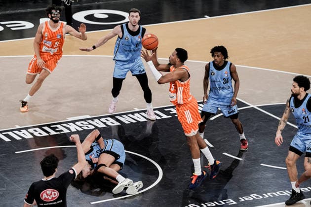 Deutschland: easyCredit BBL, Hauptrunde 2025 26, 16. Spieltag Veolia Towers Hamburg vs ratiopharm ulm Inselpark Arena (Hamburg): Alec Anigbata (ratiopharm ulm, 21), Jan Niklas Wimberg (Veolia Towers Hamburg, 17), Ross Williams (Veolia Towers Hamburg, 34), Justin Simon (ratiopharm ulm, 15), Zacharie Perrin (Veolia Towers Hamburg, 52), Copyright: xStefanxTrochax