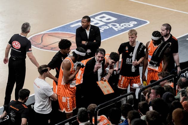 Deutschland: easyCredit BBL, Hauptrunde 2025 26, 16. Spieltag Veolia Towers Hamburg vs ratiopharm ulm Inselpark Arena (Hamburg): Auszeit Ulm, Ty Harrelson (ratiopharm ulm, Head-Coach), ,Tyron McCoy (ratiopharm ulm, Assistant-Coach), Teo Milicic (ratiopharm ulm, 44), Mohamed Diakite (ratiopharm ulm, 5), Copyright: xStefanxTrochax