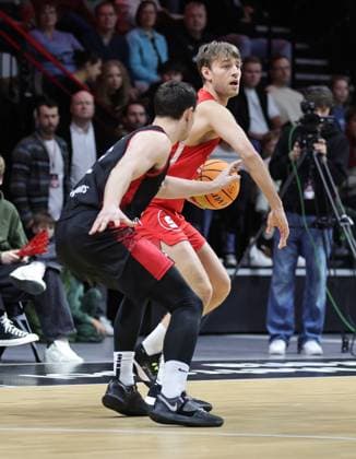 18.01.2026 - Basketball - Saison 2025 2026 - 2. Bundesliga Pro-A - 18. Spieltag: Nürnberg Falcons Basketball Club NBC - Bayer Giants Leverkusen - Sportfoto Zink DaMa - xdaxmax - Luca Kahl (3, Bayer Giants Leverkusen ) Christian Feneberg (7, Nürnberg Falcons BC NBC )