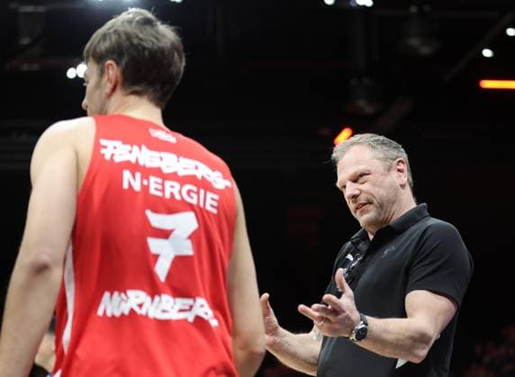 18.01.2026 - Basketball - Saison 2025 2026 - 2. Bundesliga Pro-A - 18. Spieltag: Nürnberg Falcons Basketball Club NBC - Bayer Giants Leverkusen - Sportfoto Zink DaMa - xdaxmax - Christian Feneberg (7, Nürnberg Falcons BC NBC ) Ralph Junge ( Trainer Headcoach Nürnberg Falcons BC NBC )