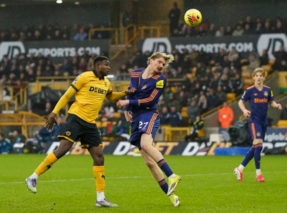 Wolverhampton, England, 18th January 2026. Nick Woltemade of Newcastle United (r) directs a header towards goal during the Wolverhampton Wanderers vs Newcastle United Premier League match at Molineux, Wolverhampton. Picture credit should read: Andrew Yates Sportimage EDITORIAL USE ONLY. No use with unauthorised audio, video, data, fixture lists, club league logos or live services. Online in-match use limited to 120 images, no video emulation. No use in betting, games or single club league player publications. SPI_059_AY_Wolves_Newcastle SPI-4461-0058