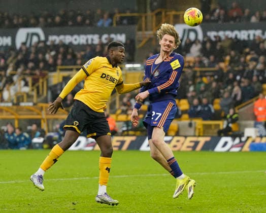 Wolverhampton, England, 18th January 2026. Nick Woltemade of Newcastle United (r) directs a header towards goal during the Wolverhampton Wanderers vs Newcastle United Premier League match at Molineux, Wolverhampton. Picture credit should read: Andrew Yates Sportimage EDITORIAL USE ONLY. No use with unauthorised audio, video, data, fixture lists, club league logos or live services. Online in-match use limited to 120 images, no video emulation. No use in betting, games or single club league player publications. SPI_060_AY_Wolves_Newcastle SPI-4461-0059