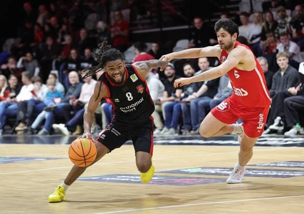 18.01.2026 - Basketball - Saison 2025 2026 - 2. Bundesliga Pro-A - 18. Spieltag: Nürnberg Falcons Basketball Club NBC - Bayer Giants Leverkusen - Sportfoto Zink DaMa - xdaxmax - Kobe Langley (8, Bayer Giants Leverkusen ) Tim Köpple Koepple (5, Nürnberg Falcons BC NBC )