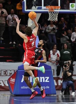 18.01.2026 - Basketball - Saison 2025 2026 - 2. Bundesliga Pro-A - 18. Spieltag: Nürnberg Falcons Basketball Club NBC - Bayer Giants Leverkusen - Sportfoto Zink DaMa - xdaxmax - Cartee Dean Whitt (2, Nürnberg Falcons BC NBC ) Donte Nicholas (15, Bayer Giants Leverkusen )