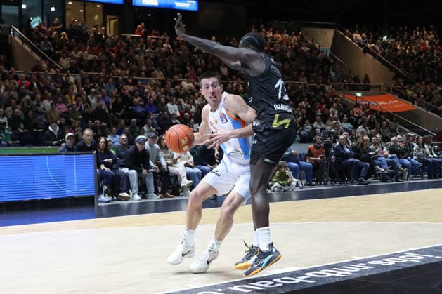 18.01.2026, xgox, Basketball, easyCredit BBL, Basketball Loewen Braunschweig - Science City Jena emspor, v.l. Joe Wieskamp (Jena, 10), Barra Njie (Braunschweig, 13) Braunschweig